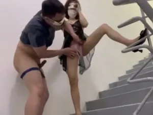 Hai bà xã gã chồng phang trên cầu thang cực phê