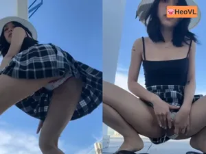 Con ghệ dâm đi đi giã ngoại nhưng cũng không quên quay clip show hàng cho fans xem