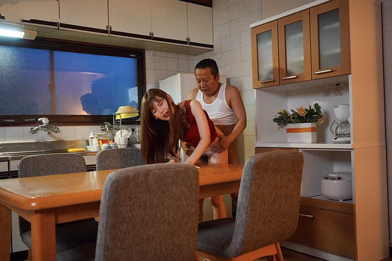 Con gái bị chồng mới của mẹ làm tình mỗi ngày, cho dù đã có người yêu