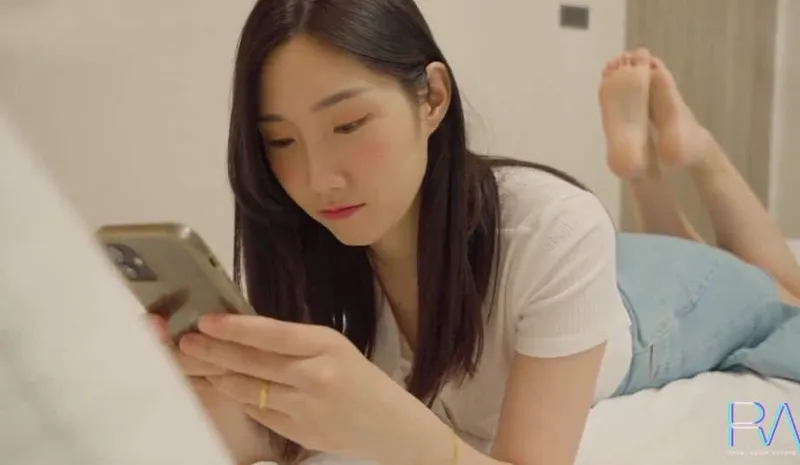 Xinh đẹp nhưng vẫn bị gã chồng "đi ngoài", vợ yêu buồn tình cho anh giao hàng quan hệ luôn
